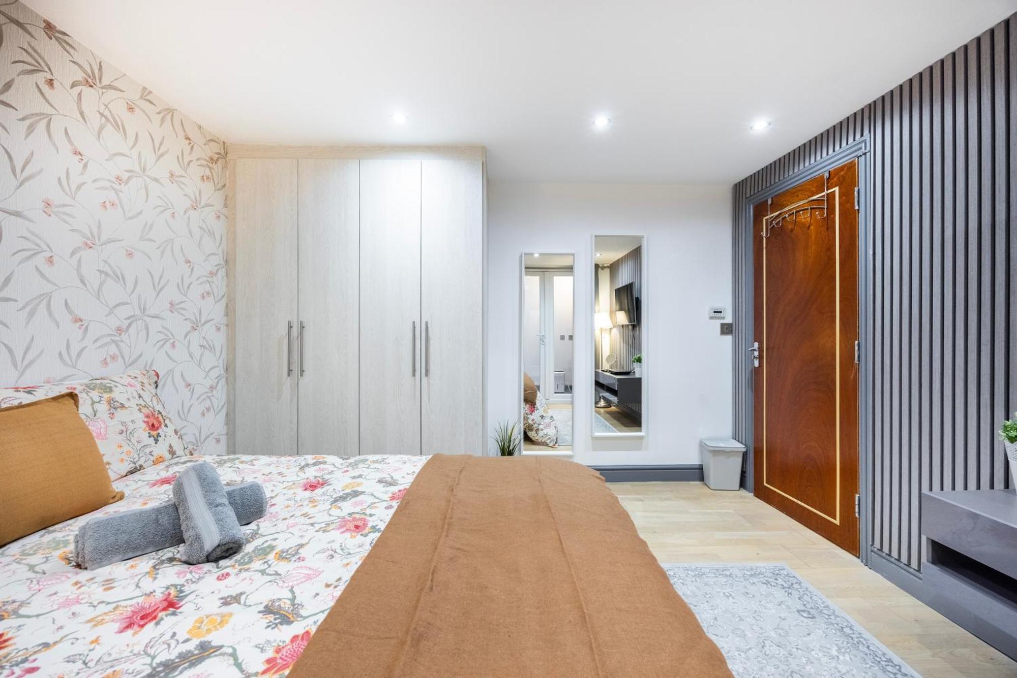 3 Bedroom By River Thames Apartment *
