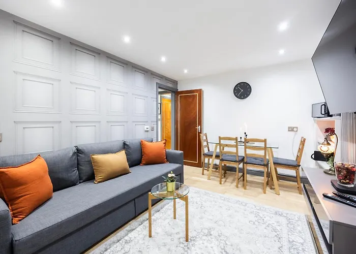 3 Bedroom Apartment By River Thames